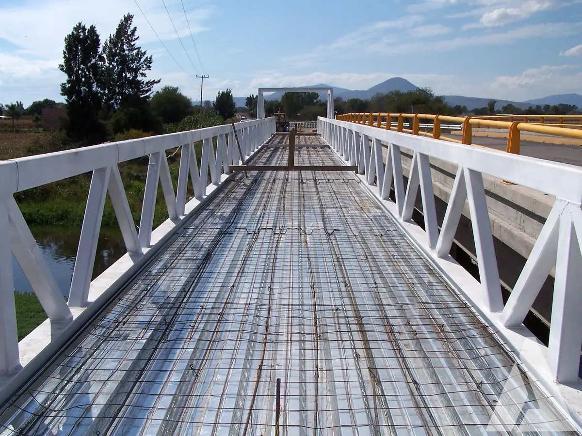 Malla de refuerzo colocada sobre el losacero del puente peatonal metálico antes del colado de la losa